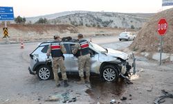 Kilis'te refüje çarpan otomobildeki 5'i çocuk 9 kişi yaralandı