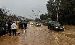 Muğla'da sağanak etkili oldu: Araçlar yollarda kaldı, evleri su bastı