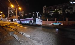 Özel halk otobüsü, su borusunun patlamasıyla oluşan göçüğe düştü