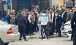 Yol kesen bıçaklı zorbayı dövüp, polise teslim ettiler