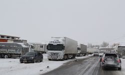 Bingöl-Erzurum kara yolu kar ve tipi nedeniyle tır trafiğine kapatıldı