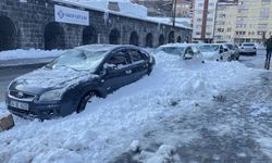 Bitlis'te üzerlerine kar kütlesi düşen 3 otomobilde hasar oluştu