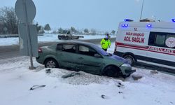 Çankırı'da refüje çarpan otomobildeki 4 kişi yaralandı