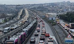 İstanbul'da kar yağışı yüzünden trafik yoğunluğu var