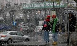 İstanbul'da etkili olan kar sürücülere zor anlar yaşattı