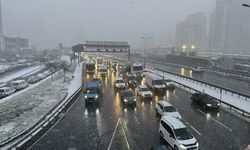 İstanbul'da kar: İETT otobüsü yolda kaldı!