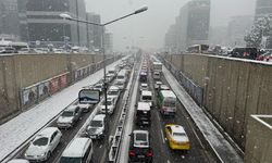 İstanbul’da kar trafiği kilitledi!