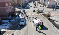 Karaman'da ambulans ile otomobilin çarpıştığı kazada 5 kişi yaralandı