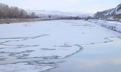 Türkiye'nin en uzun nehri Kızılırmak kısmen buz tuttu