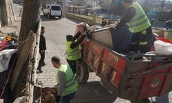 Kötü koku gelen evden 1 traktör atık malzeme çıktı