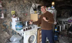 Hatay’da depremde evi yıkılan 55 yaşındaki adam 2 yıldır mağarada yaşıyor