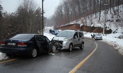 Sakarya'da otomobille hafif ticari araç çarpıştı: 5 kişi yaralandı