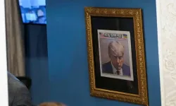 Trump'ın sabıka fotoğrafı Oval Ofis'in girişine asıldı