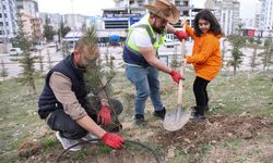 Öğrencilerin ağaç dikimiyle doğa sevgisi pekişti