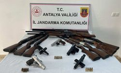 Antalya'da ruhsatsız silah operasyonunda 8 kişi yakalandı