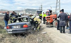 Ehliyetsiz sürücünün kullandığı otomobil ile traktör çarpıştı: 2 yaralı