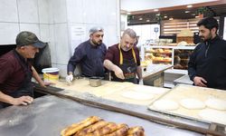 Başkan, ramazan pidesi için tezgah başına geçti