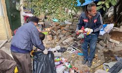 Karabük'te ev ve bahçeden 1 kamyon çöp toplandı