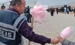 Nevruz etkinliğine katılan çocuklara, polislerden pamuk şeker