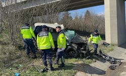 Otomobil, köprü ayağına çarptı; Sırp dansçı öldü, 3 arkadaşı yaralı