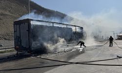 Samsun'da seyir halindeyken alev alan karton yüklü TIR yandı