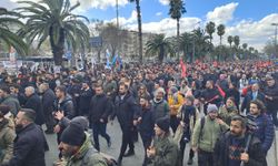 İmamoğlu’nun gözaltına alınmasını protesto edenler Saraçhane’ye yürüyor