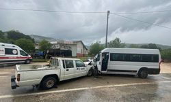 Bursa Karacabey’de minibüs ile kamyonet çarpıştı: 1 ölü, 2 yaralı