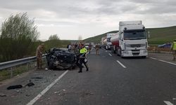 Ağrı'da otomobilin minibüse çarptığı kazada 2 kişi hayatını kaybetti, 8 kişi yaralandı
