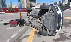 Ankara'da hafif ticari araç ile otomobil çarpıştı: 2'si bebek 6 yaralı