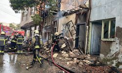 Bitişik 3 ev yandı; 2 itfaiye eri yaralandı