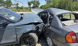 Balıkesir'de cip ile otomobilin çarpışması sonucu 1 kişi öldü, 2 kişi yaralandı