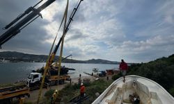 Bodrum'da terkedilmiş sahipsiz tekneler vinçlerle kaldırıldı