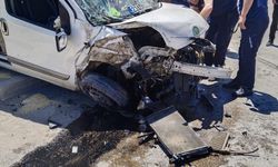 Duvara çarpan hafif ticari aracın sürücüsü öldü