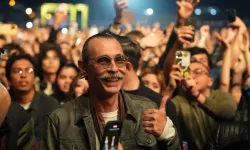 Erdal Beşikçioğlu ‘Duman’ konserinde şarkı söyledi
