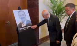 Devlet Bahçeli, Sırrı Süreyya Önder'in fotoğrafına dokunarak rahmet diledi