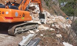 Giresun'da heyelan yolu kapattı