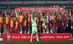 Şampiyon Galatasaray kupasını kaldırdı