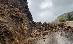 Gümüşhane'de köy yolu heyelan nedeniyle ulaşıma kapandı