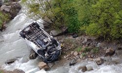 Hakkari’de işçi servisi devrildi: 2 işçi hayatını kaybetti