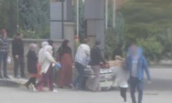 Hamile kadın hastane önünde doğum yaptı