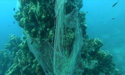 Karaburun'da denizden 1,5 ton hayalet ağ çıkarıldı