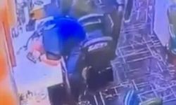 Tıraş olan kardeşini ensesinden vurdu; o anlar kameralara yansıdı!