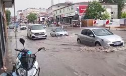 İstanbul'da sağanak ve dolu yağışı: Yollar göle döndü