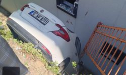 Kağıthane’de fren yerine gaza basan sürücünün çarptığı araç bina boşluğuna düştü
