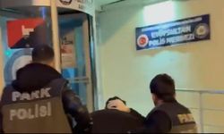 Metrobüs durağında uyuşturucu ticareti; otomatik silah ve 2 kilogram kokain ele geçirildi