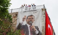 Özgür Özel işaret etmişti: Tophane Meydanı'na İmamoğlu pankartı asıldı