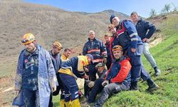İneğiyle birlikte çamura saplanan çiftçiyi AFAD kurtardı