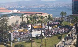 İzmir'de grev yapan işçiler sokağa çıktı
