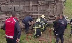 Kayseri'de öğrenci servisi devrildi: 16 yaralı