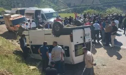 Hakkari'de servis minibüsü takla attı; 13'ü öğrenci 14 yaralı